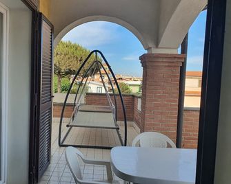 Guest House Brezza Marina - Fiumicino - Balkong