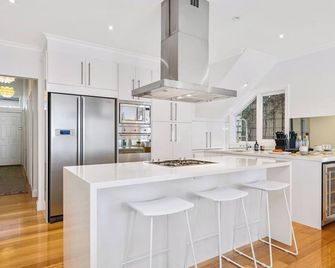 Renovated Brilliance in Bayside Albert Park - Melbourne - Kitchen