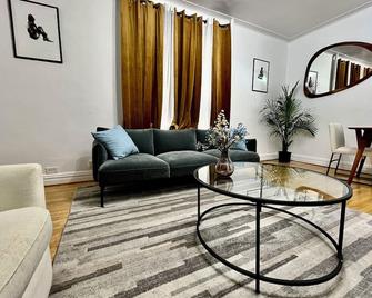 Beauty in the heart of the Village-Great Deal! - New York - Living room