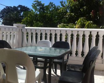 Upper Room Guest House - Francistown - Balkón