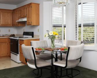 Redwood Suites - Ferndale - Kitchen