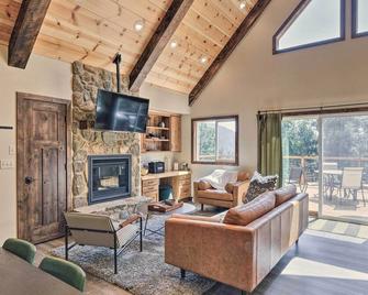 Luxury Retreat Custom Mi-Wuk Village Cabin! - Mi Wuk Village - Living room