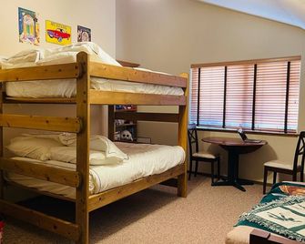 Spacious 3br Mi Wuk Cabin | Deck, Grill & More - Mi Wuk Village - Habitación