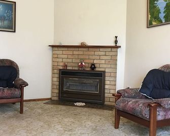 Bienvenu Ararat Holiday Home - Ararat - Living room