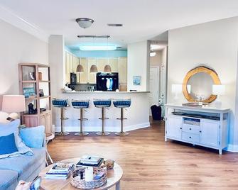 New! Mermaid Haven, spacious beach zen vibe, screened porch, bar, pool & beach! - Mount Pleasant - Living room
