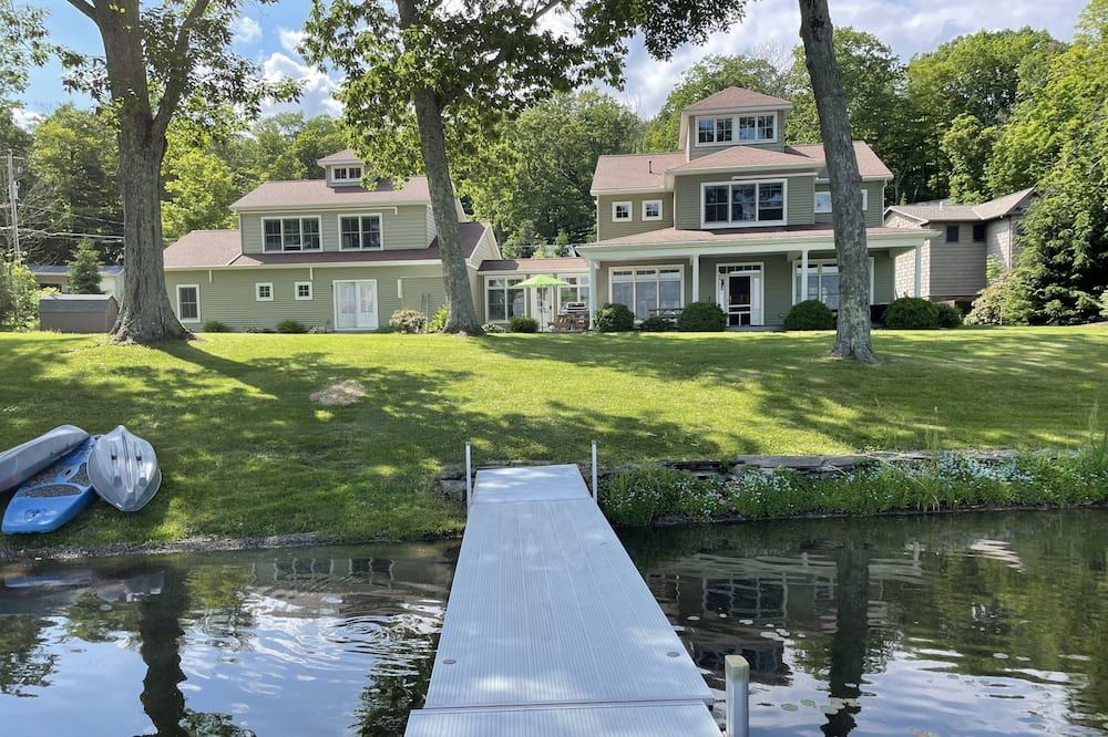 12 Bedroom Lake House, 150 ft Lakefront, 1 Acre, Beach, Ski Elk Mountain Poconos