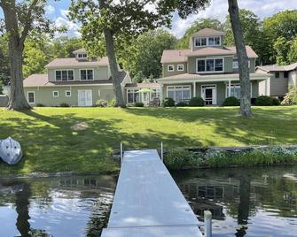 11 Bedroom Lake House, 150 ft Lakefront, 1 Acre, Beach, Ski Elk Mountain Poconos - Montrose - Edificio
