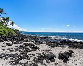 Direct Ocean Front - Beautifully Updated - End Unit - Vrkcv - Kailua-Kona - Beach