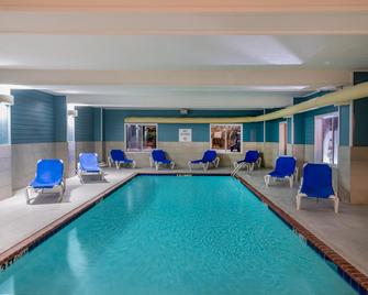 Holiday Inn Express Hotel & Suites-Magee - Magee - Piscina