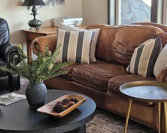 Charming New Lake House - Pierre - Living room