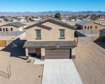 Perfectly located home with a Game Room, 10 Mins Away From River - Bullhead City - Building