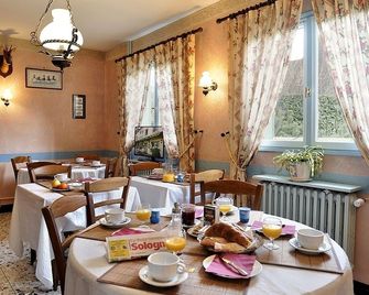 Logis Auberge À La Tête De Lard - La Ferté-Imbault - Buffet