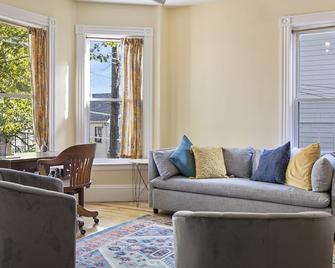 Sunny Dog Friendly Union Sq 1brm - Somerville - Living room