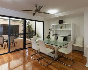 Executive Marina Townhouse - Geraldton - Dining room