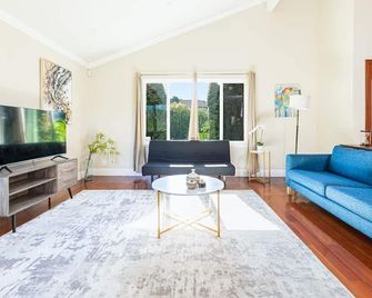 Beautiful 4Br House Near Napa - Vallejo - Living room