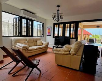 Beautiful oceanfront property with pool and amenities to relax - Yabucoa - Obývací pokoj