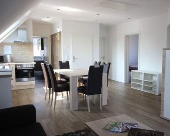 Feel-good oasis with balcony near the Elbe, close to the city center with lots of nature, free WiFi - Hamburgo - Comedor