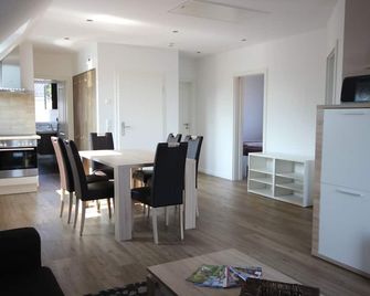 Feel-good oasis with balcony near the Elbe, close to the city center with lots of nature, free WiFi - هامبورغ - غرفة طعام