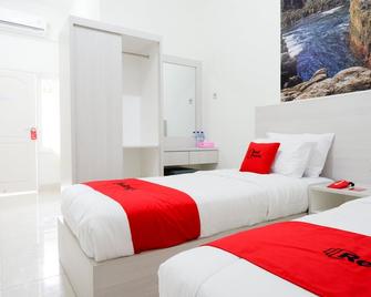 RedDoorz near Mataram University - Mataram - Bedroom