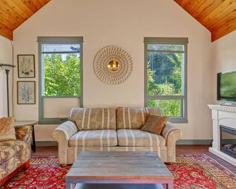Entire Self-Contained Cottage In Vernon and Close to Silver Star - Vernon - Living room