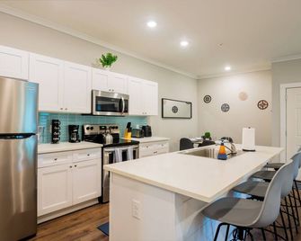 Elegant 2-bedroom apartment with AC, fitness room - E - Port Wentworth - Kitchen