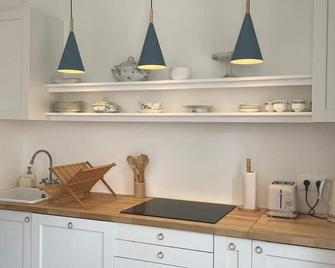 Charming 3-bedroom house in wonderful Fontainebleau Forest with WiFi - Bourron-Marlotte - Kitchen