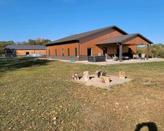 Peaceful Farmhouse with hot tub - Yankton - Gebäude