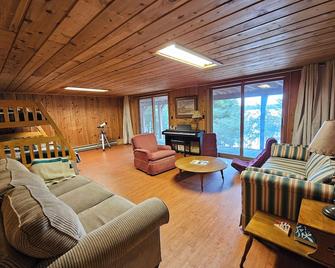 Little Fork Landing-Cozy, Clean Lakefront Retreat on Three Lakes Chain of Lakes - Three Lakes - Living room