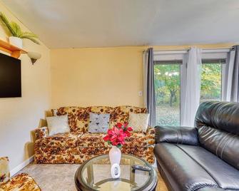 5 Mi to Lake Erie Access: Quiet Cottage w/ Yard! - Westfield - Living room
