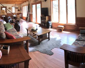 Blackfoot River Retreat, an unmatched Montana getaway. - Greenough - Sala de estar