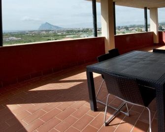 Apartamentos Turisticos Aureus Bahia Sur - La Línea de la Concepción - Balcony