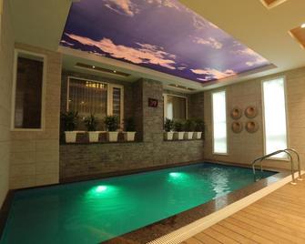 Milestone Inn & Spa - Dehradun - Piscina