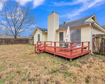 Tranquil Escape 3 Bedroom Home by RedAwning - North Little Rock - Building