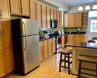 Spacious Row House in Hip and Historic Location - Washington, D.C. - Kitchen