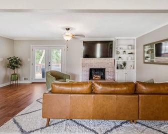 Home Away from Home where Luxury meets Comfort - Macon - Living room