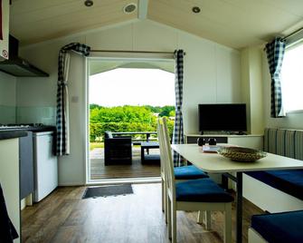 Chalet with veranda near Drunense Dunes - Udenhout - Comedor