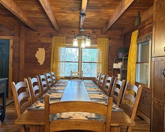 Log Cabin Pickleball Oasis, Seating for Everyone, 2 Hot Tubs, Games, Deer, Pets - Yorkville - Comedor