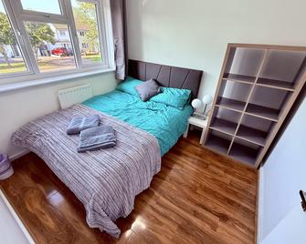 Spacious 3 Bed Home With Private Parking Close to MK Central - Amersham - Schlafzimmer