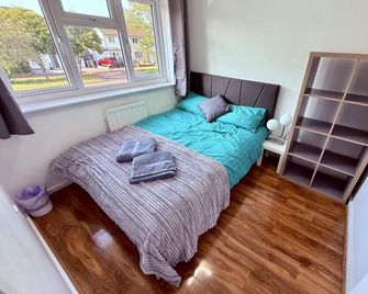 Spacious 3 Bed Home With Private Parking - Amersham