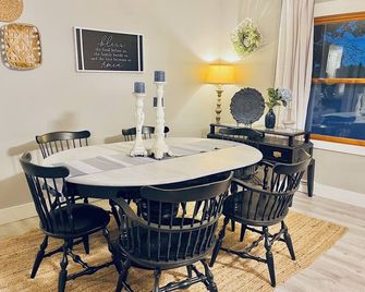 Spacious Lake home. Great for family/friends getaway. sleeps 10 - Finlayson - Dining room