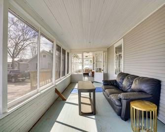 Snowmobile Trail On-Site Lakefront Mound Apt! - Mound - Sala de estar