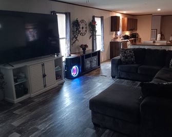 Beautiful, spacious, home perfect for a quiet getaway & all your comfort needs. - Brownsville - Living room