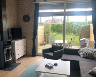 Vacation home Zeeland near Veersemer with garden - Kortgene - Living room