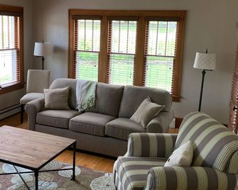 Welcome to your home away from home in the heart of Sister Bay! - Sister Bay - Wohnzimmer