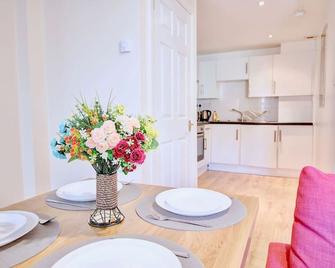 Abbey House Apartment B - Paisley - Dining room