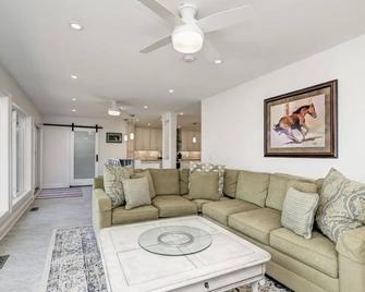 The Lazy River House - Chestertown - Living room