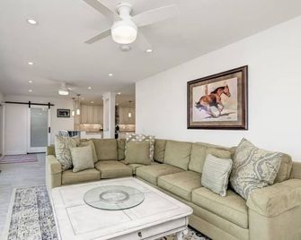 The Lazy River House - Chestertown - Living room