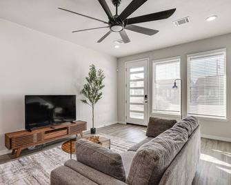 Pets Welcome Newly Built Abode in Canyon! - Canyon - Living room