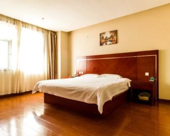 Greentree Inn Dingzhou Railway Station Hotel - Baoding - Bedroom