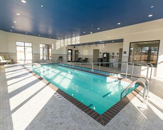 Hampton Inn & Suites Stroud - Stroud - Piscina